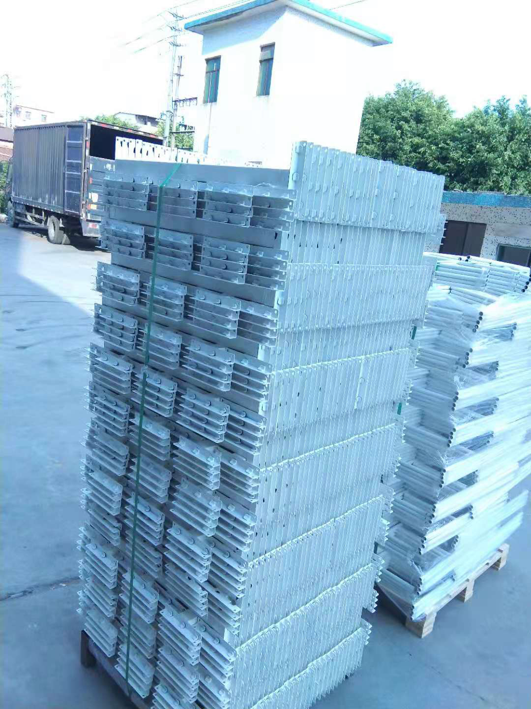 上下鋪鐵床的優(yōu)點 上下鋪鐵床的優(yōu)點