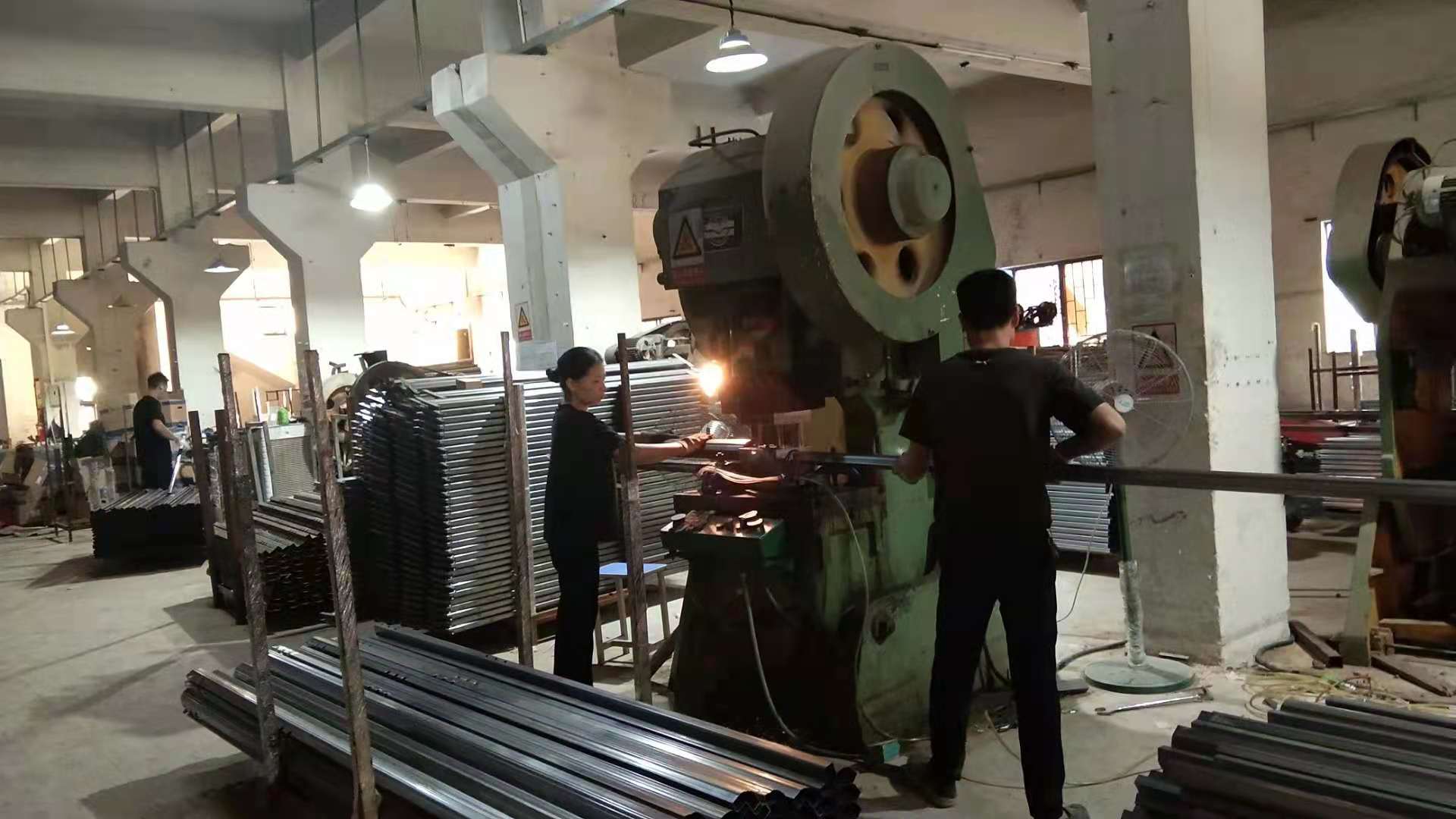 帶你走進(jìn)鐵床生產(chǎn)廠家看看！