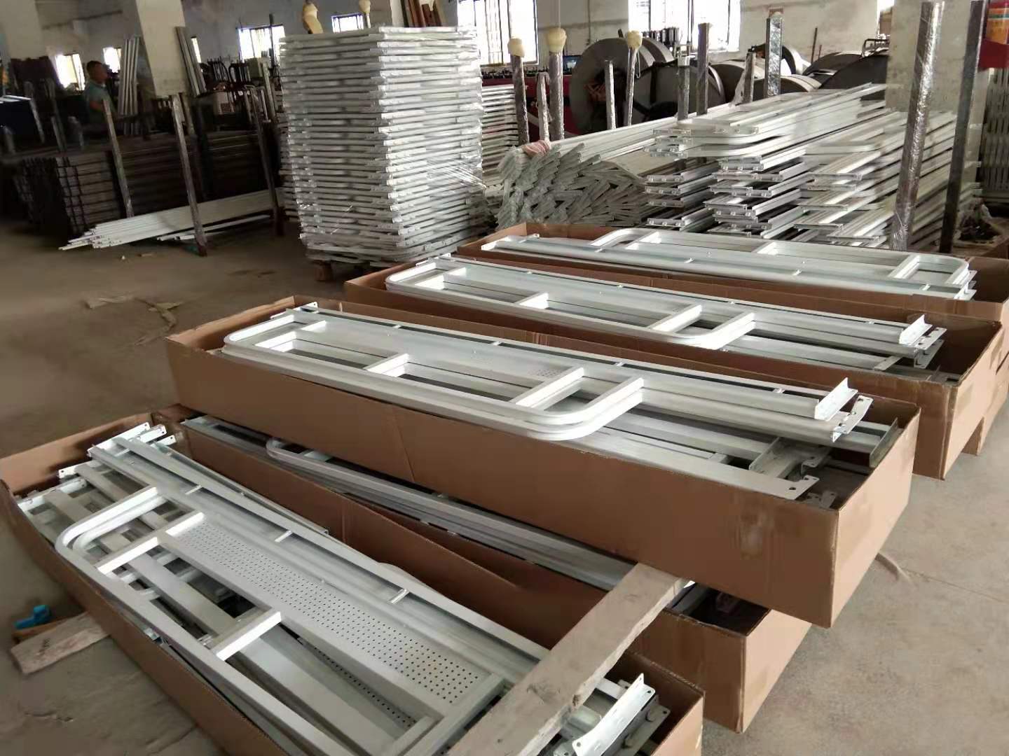 生產(chǎn)上下鋪鐵床廠家如何發(fā)貨？